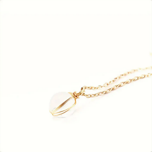 Collier Pendentif Quartz Clair – Pureté et Équilibre