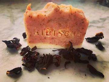 Savon naturel à la poudre d’hibiscus
