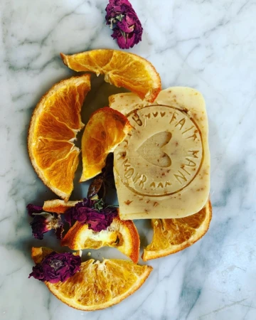 Savon naturel à la poudre d’orange et à l’huile d’orange