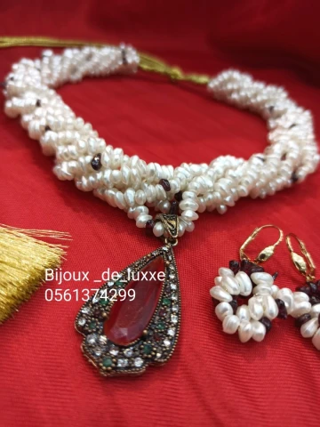 Collier et boucles عقد و أقراط