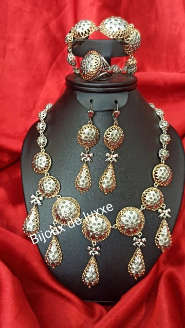 Parure en bronze طاقم من البرونز
