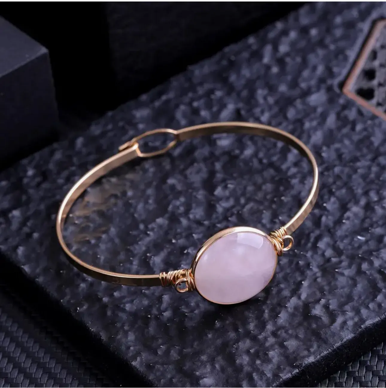 Bracelet "Douceur Infinie" – Jonc Doré & Perle de Quartz Rose Ovale