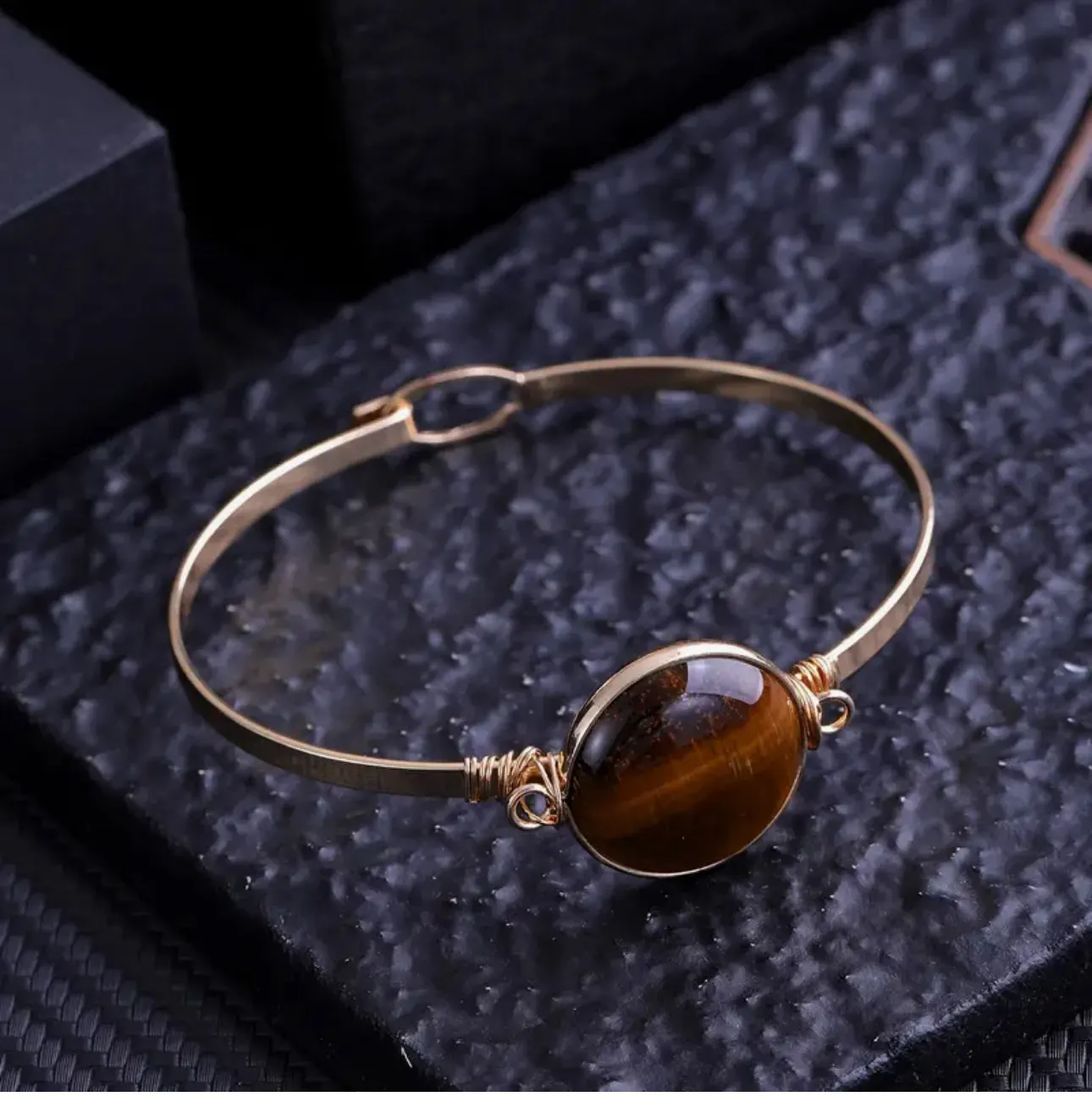 Bracelet "Force Solaire" – Jonc Doré & Perle Œil de Tigre Ovale