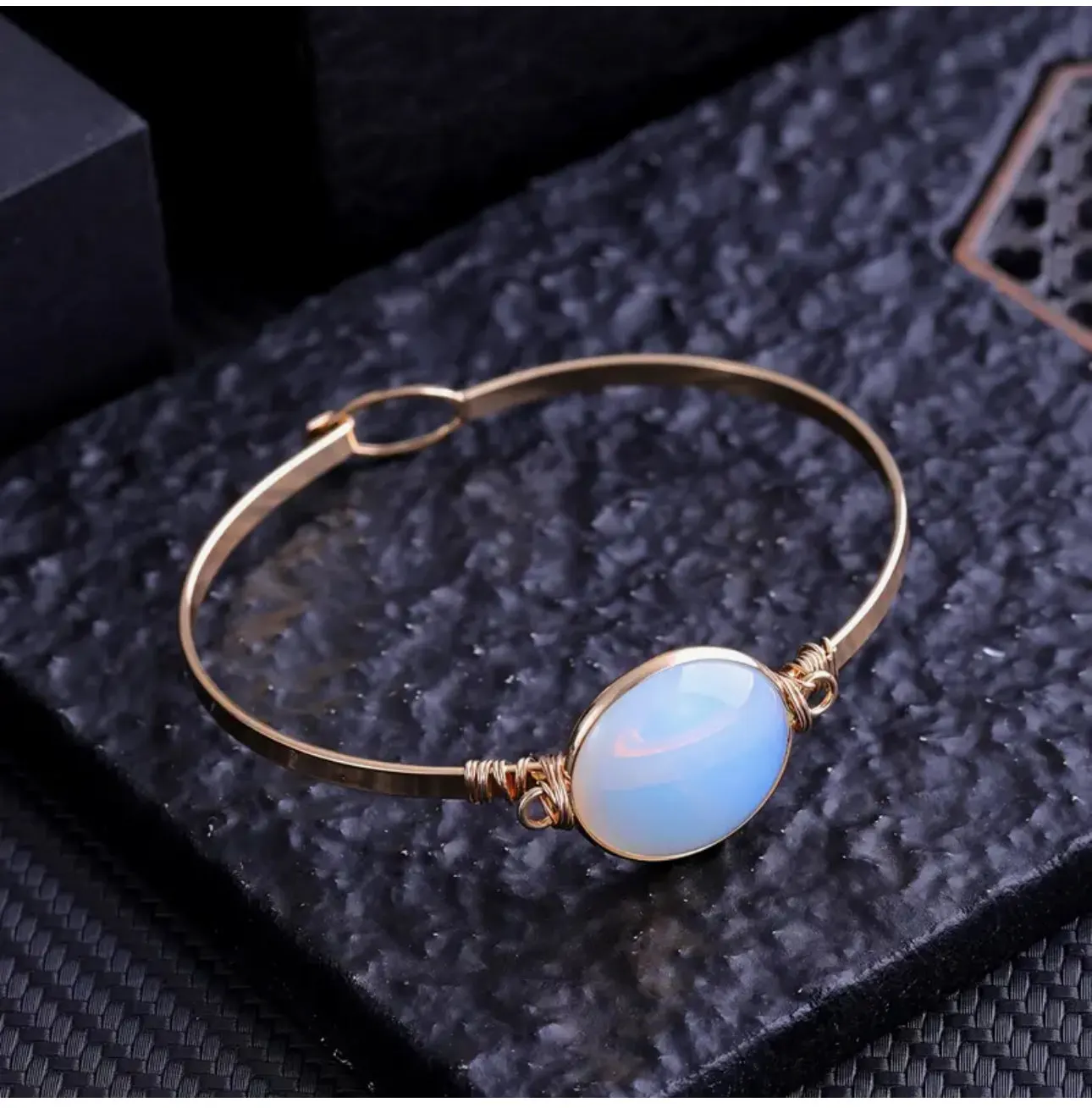 Bracelet "Clair de Lune Irisé" – Jonc Doré & Perle de Lune Ovale