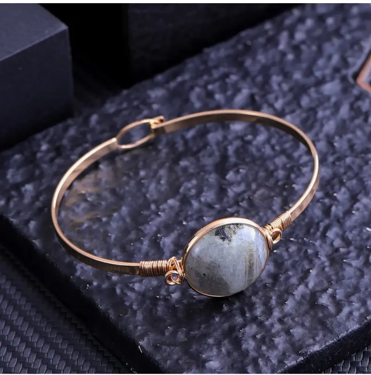 Bracelet "Mystère Boréal" – Jonc Doré & Perle de Labradorite Ovale