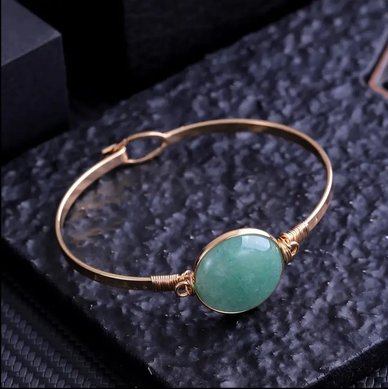Bracelet "Harmonie Sereine" – Jonc Doré & Perle d'Aventurine Verte Ovale