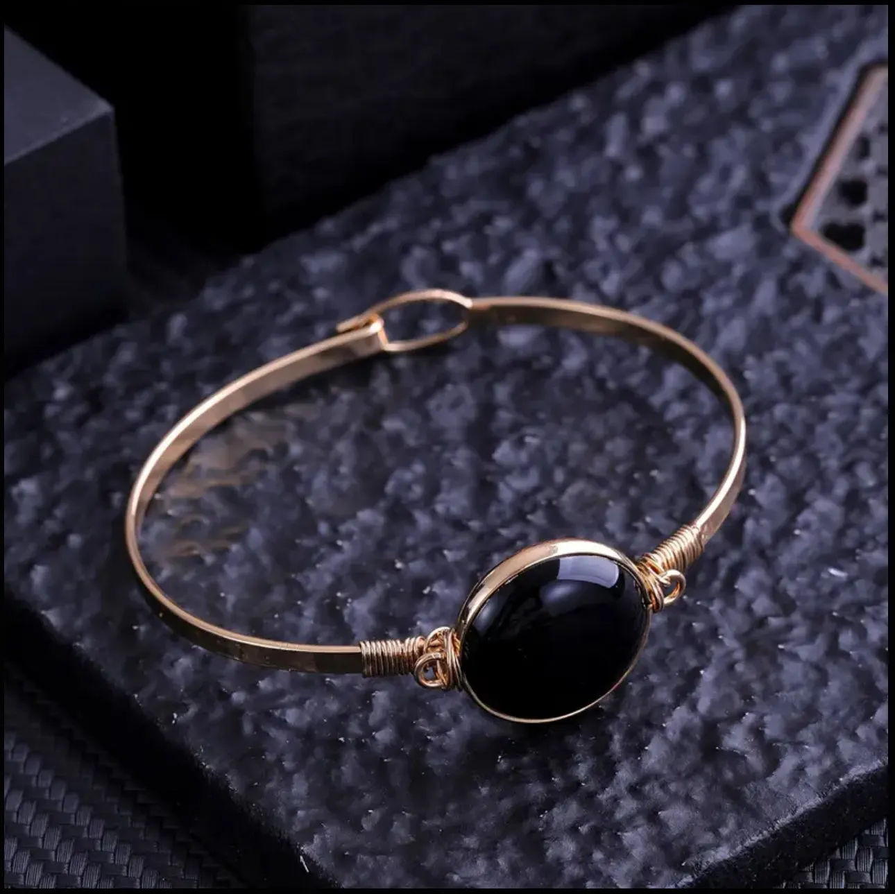 Bracelet "Éclat Nocturne" – Jonc Doré & Perle d'Onyx Noire Ovale