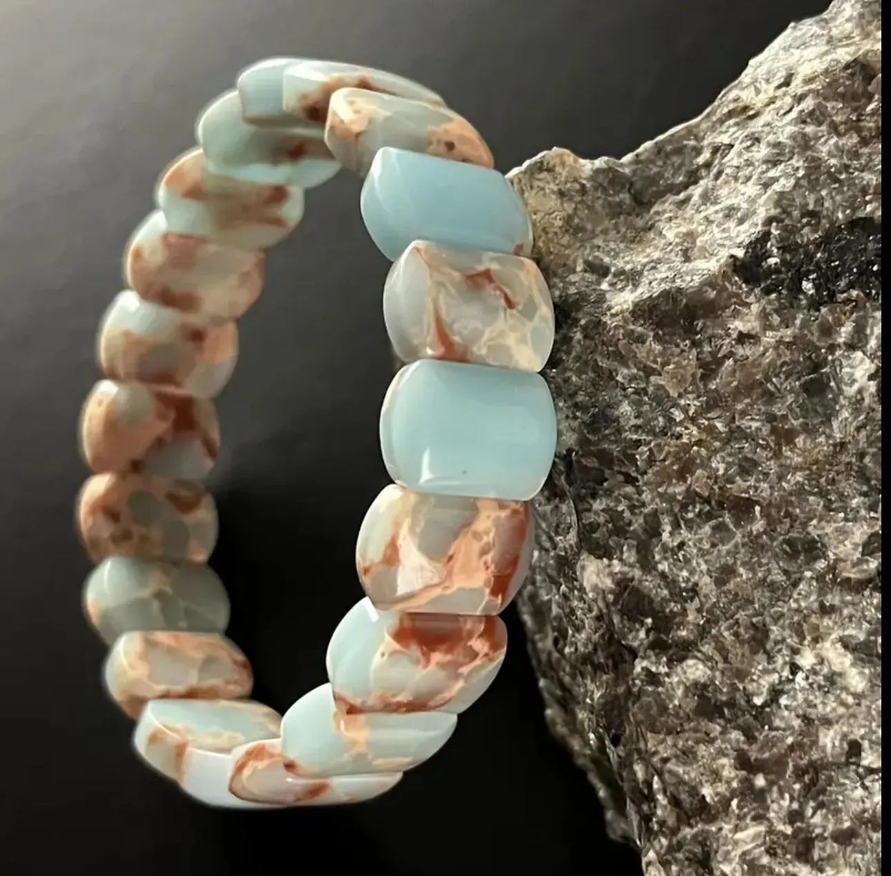 Bracelet en Opale Bleue & Rose – Élégance Naturelle