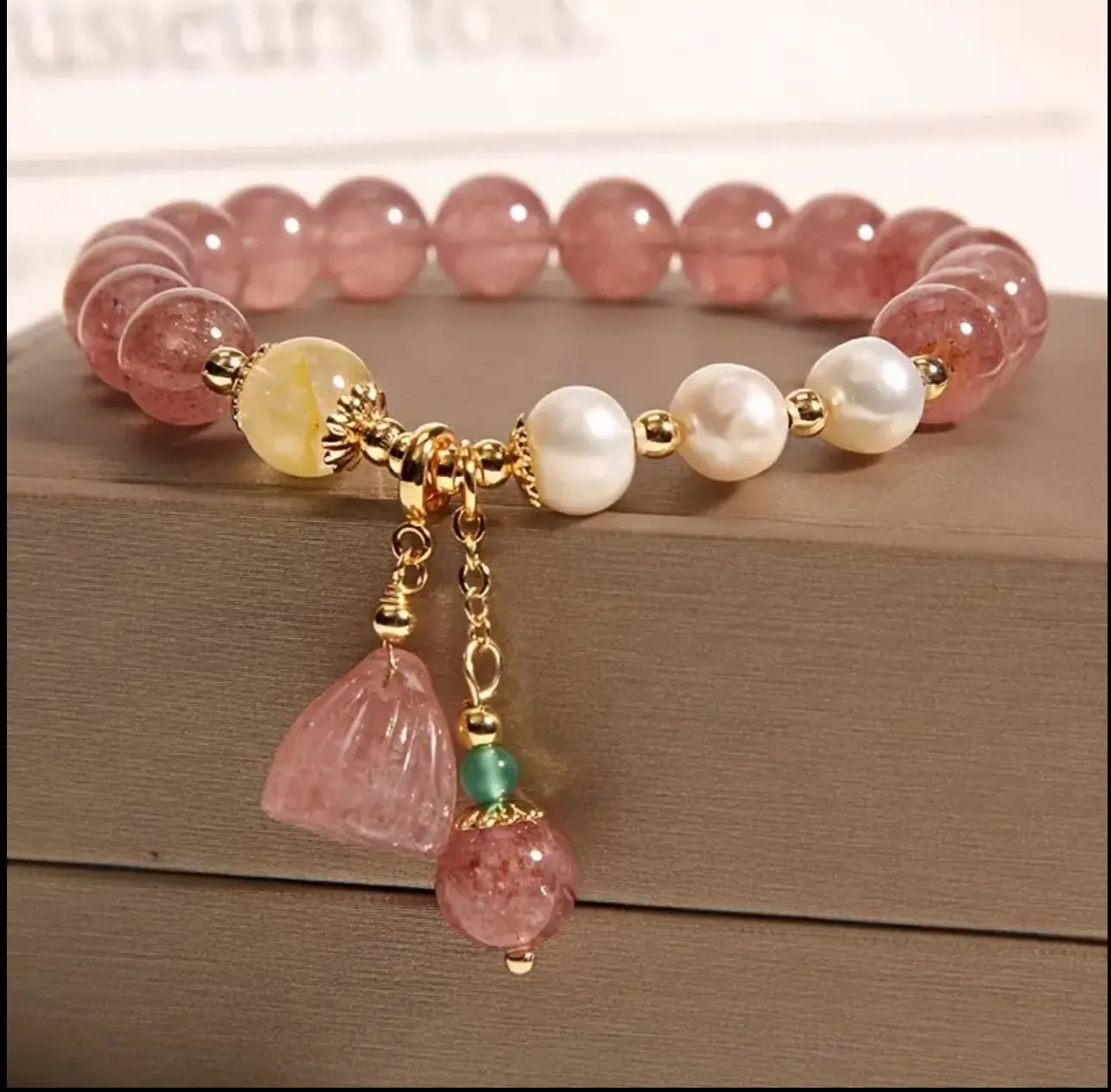 Bracelet en Quartz Lotus et Perles – Amour, Sérénité et Élégance