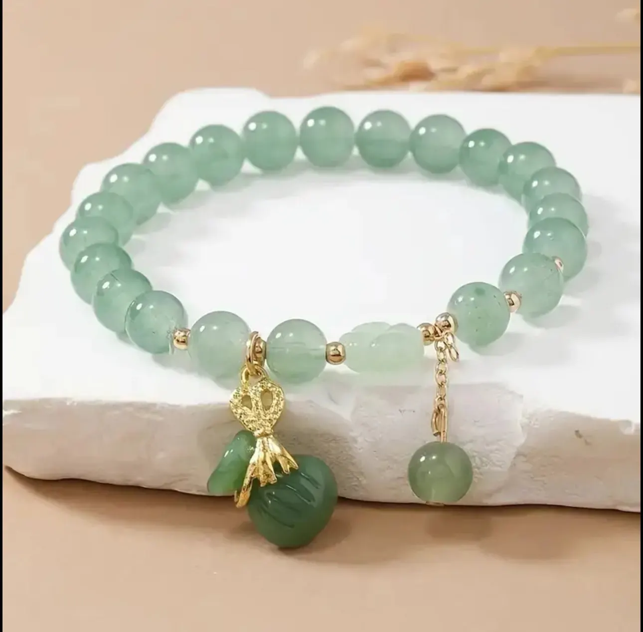 Bracelet en Jade Vert et Charms – Abondance et Chance