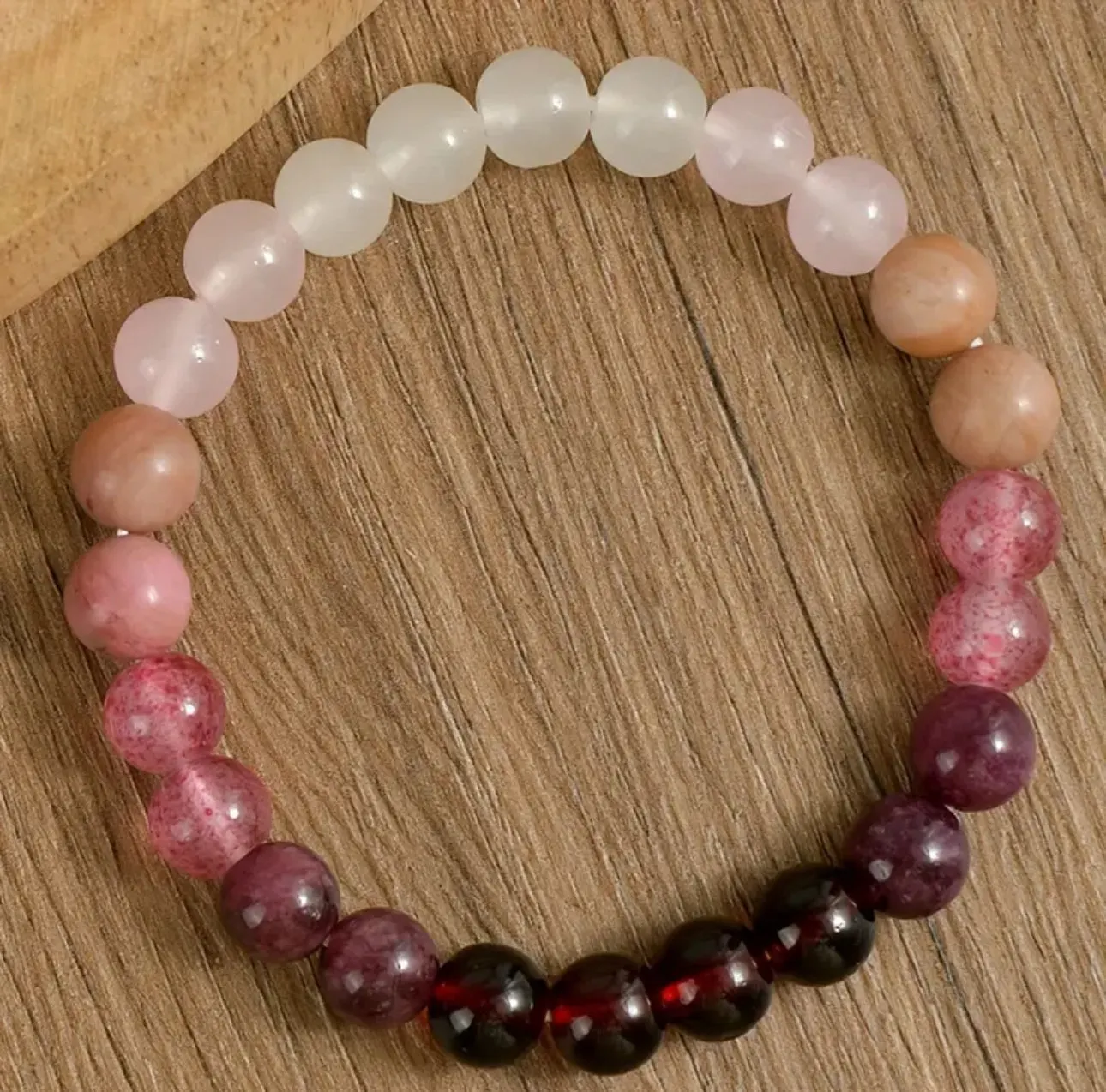 Bracelet “Love Spell” – Quartz Rose, Rhodonite, Granat et Aoonstone – Manifestation de l’Amour et de l’Attraction