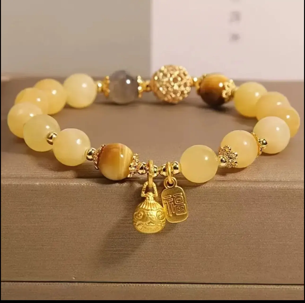 Bracelet Harmonieux en Jade Blanc et Œil de Tigre avec Charmes Dorés