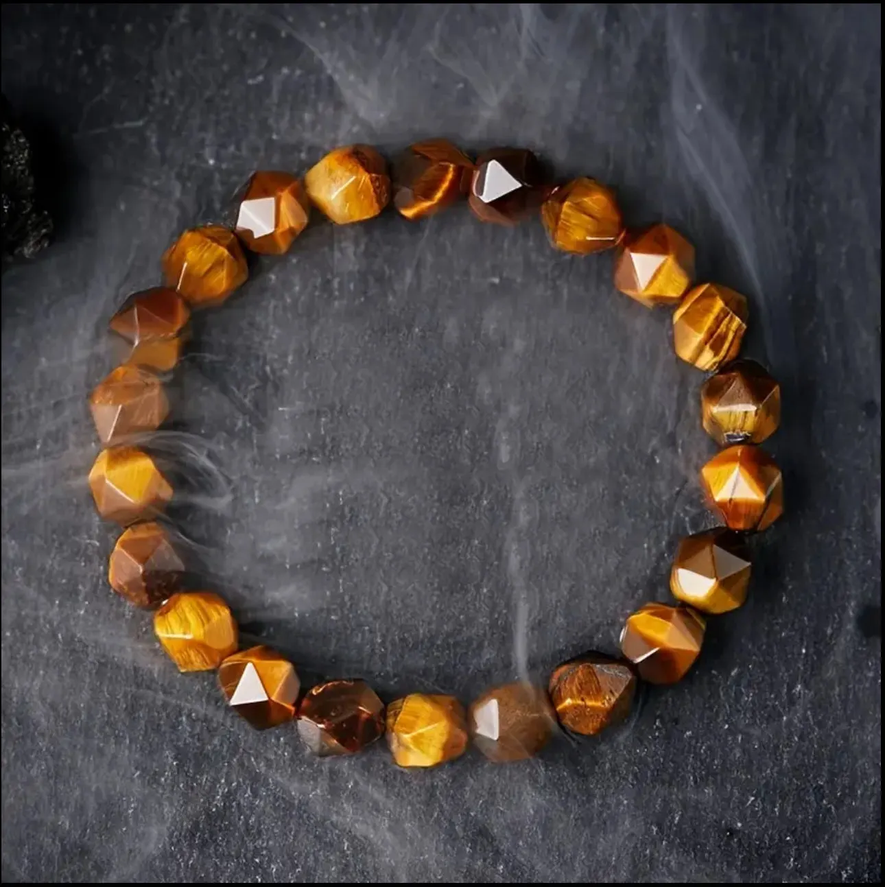 Bracelet en Œil de Tigre – Force & Équilibre